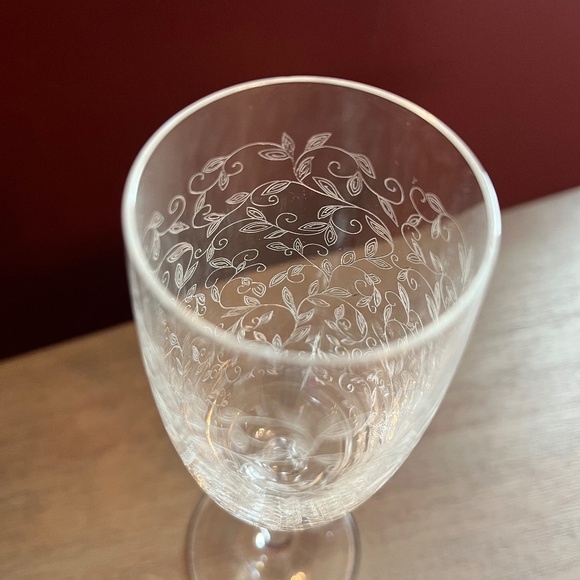 Set of 2 Etched Leaves and Vines Champagne Flutes; Beautiful. - Picture 7 of 7